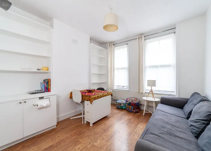 Cozy & Charming 2-Bedroom Flat In Prime Central London