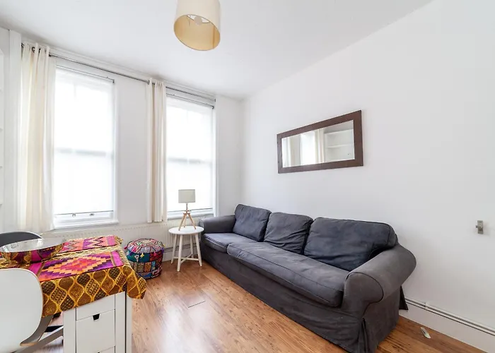 Cozy & Charming 2-Bedroom Flat In Prime Central London
